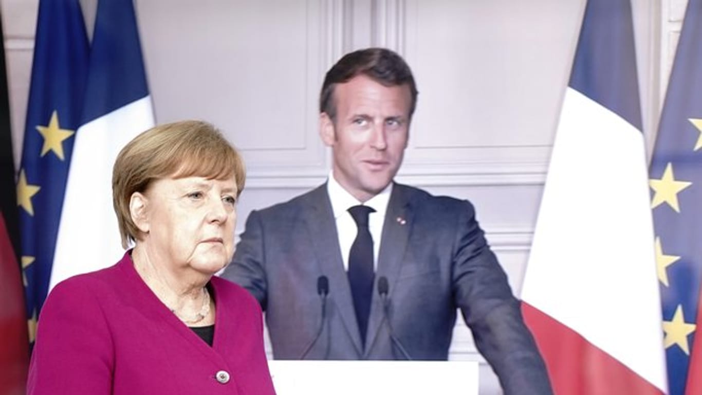 Angela Merkel auf dem Weg zu einer Pressekonferenz mit Frankreichs Präsident Emmanuel Macron (per Video zugeschaltet).