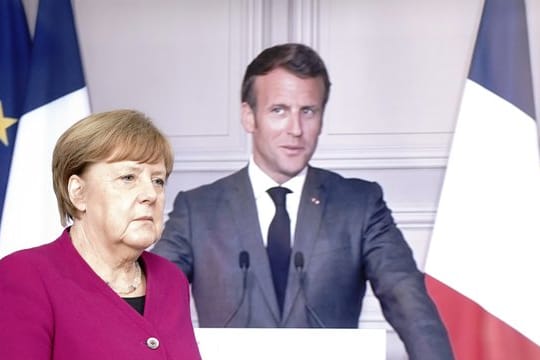 Angela Merkel auf dem Weg zu einer Pressekonferenz mit Frankreichs Präsident Emmanuel Macron (per Video zugeschaltet).