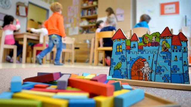Spielzeug liegt in einer Kindertagesstätte auf dem Boden Spielzeug liegt in einer Kindertagesstätte auf dem Boden