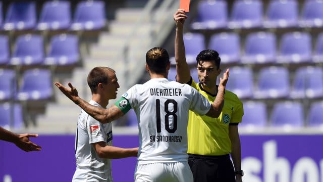 Florian Badstübner zeigte Sandhausens Dennis Diekmeier in Aue die Rote Karte. Florian Badstübner zeigte Sandhausens Dennis Diekmeier in Aue die Rote Karte.