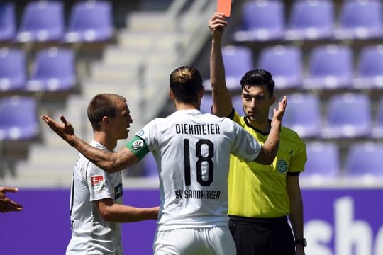 Florian Badstübner zeigte Sandhausens Dennis Diekmeier in Aue die Rote Karte.