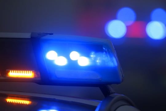 Ein Blaulicht leuchtet an einer Polizeistreife