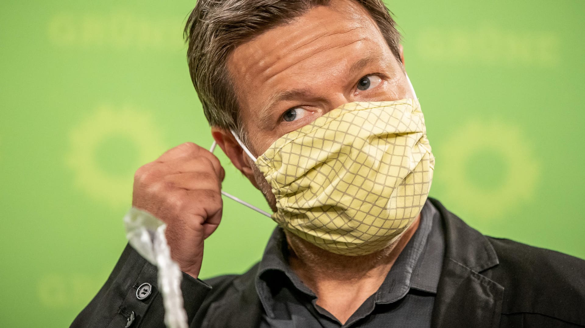 Robert Habeck, Bundesvorsitzender von Bündnis 90/Die Grünen, fordert einen Mindestpreis für Tierprodukte. Er sagt: "Wenn wir von Bauern gute Arbeit, Tierschutz und Klimaschutz verlangen, dann müssen wir sie auch dafür bezahlen." Robert Habeck, Bundesvorsitzender von Bündnis 90/Die Grünen, fordert einen Mindestpreis für Tierprodukte. Er sagt: "Wenn wir von Bauern gute Arbeit, Tierschutz und Klimaschutz verlangen, dann müssen wir sie auch dafür bezahlen."