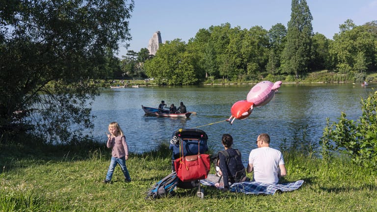 Eine Familie an einem Park im See: Das Wetter wird überwiegend freundlich – vermutlich auch am Vatertag. (Symbolbild)