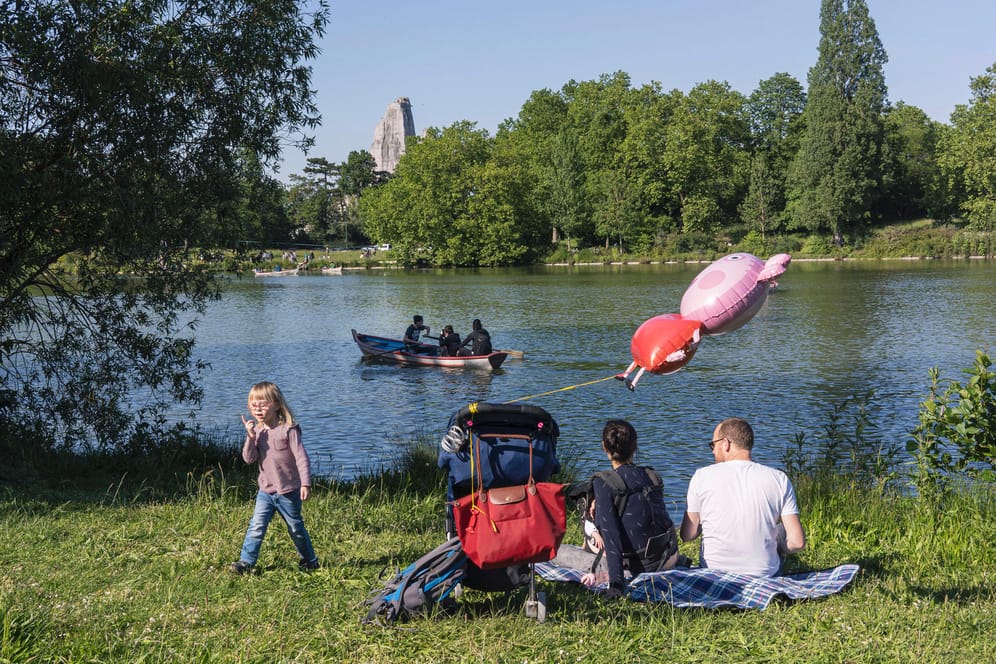 Eine Familie an einem Park im See: Das Wetter wird überwiegend freundlich – vermutlich auch am Vatertag. (Symbolbild)