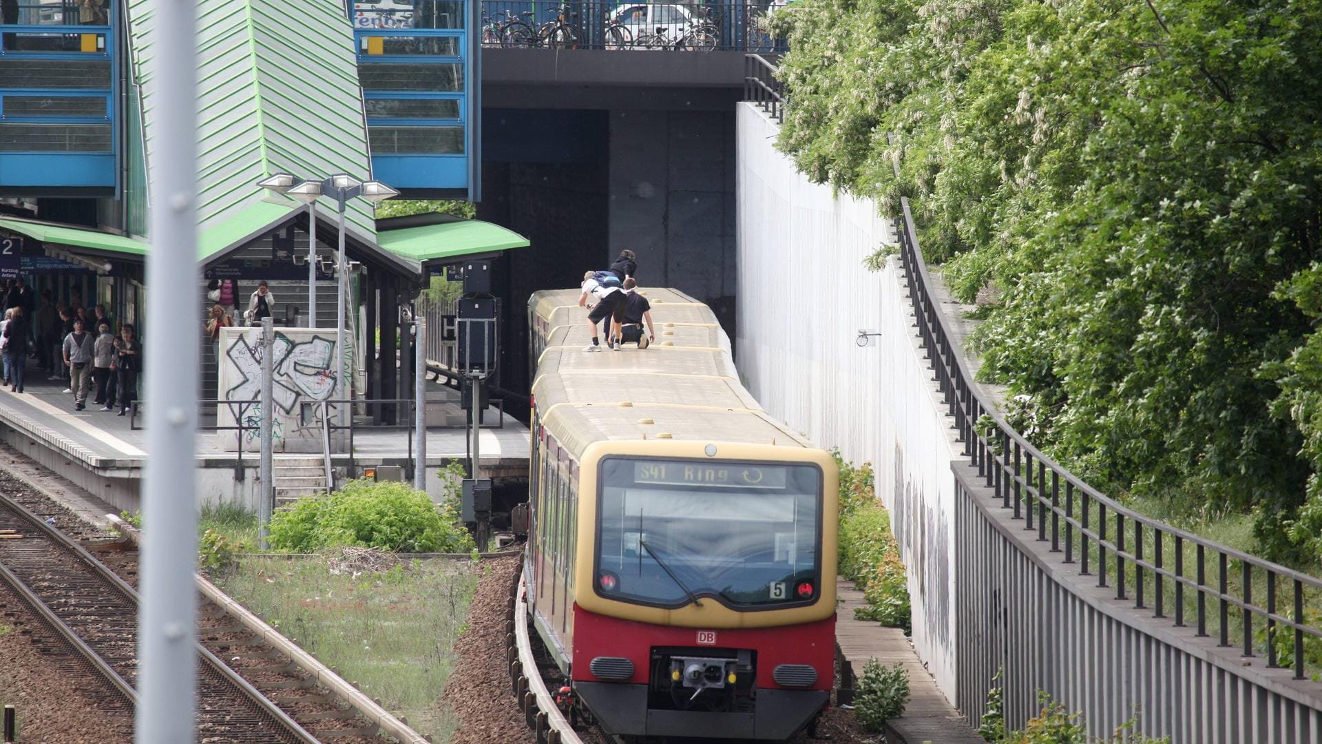 Jugendliche surfen auf einer S-Bahn in Berlin (Archivbild): Die Polizei hat Jugendliche wegen einer ähnlichen Aktion festgenommen.