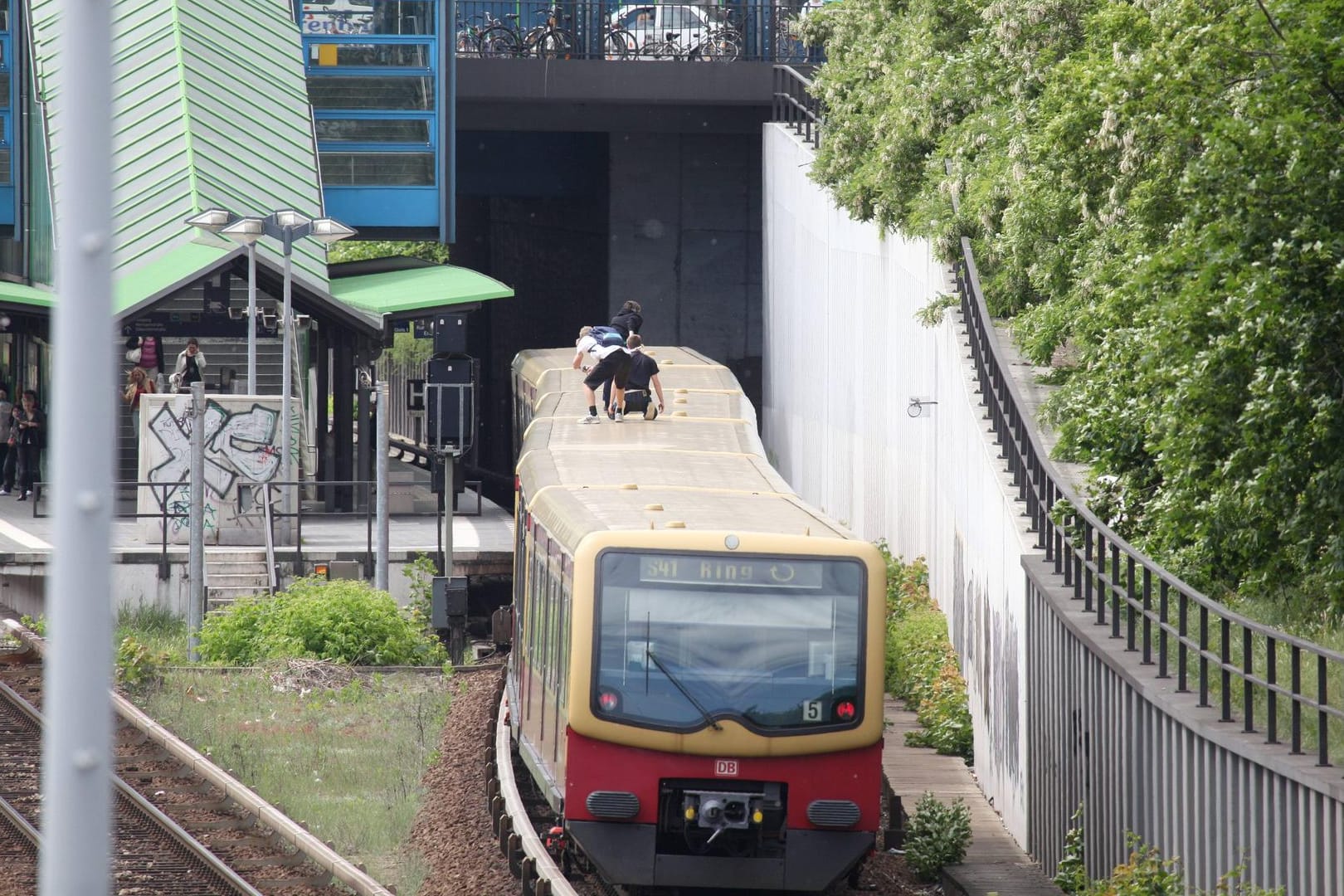 Jugendliche surfen auf einer S-Bahn in Berlin (Archivbild): Die Polizei hat Jugendliche wegen einer ähnlichen Aktion festgenommen.