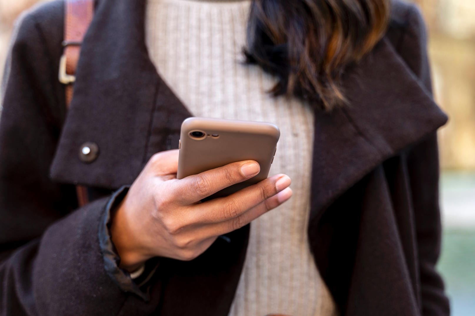 Eine Frau mit einem Smartphone in der Hand (Symbolbild): Das Galaxy A51 gilt im ersten Quartal 2020 als das meistverkaufte Android-Smartphone weltweit.
