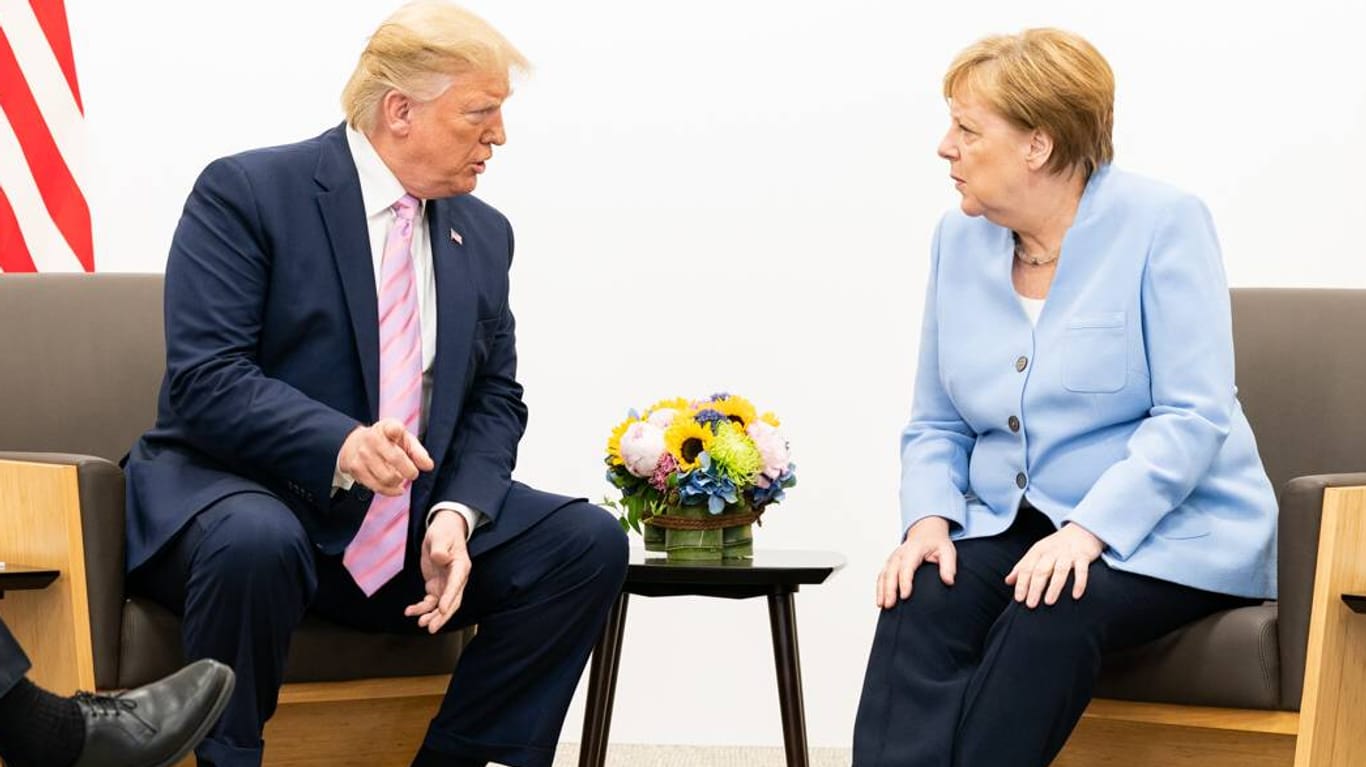 Kanzlerin Angela Merkel und US-Präsident Donald Trump auf dem G20-Gipfel 2019 in Japan: Im Corona-Streit stärkt Deutschland der WHO den Rücken.