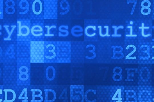 Das Wort "Cybersecurity" steht auf einem Plakat im Hasso-Plattner-Institut (HPI).