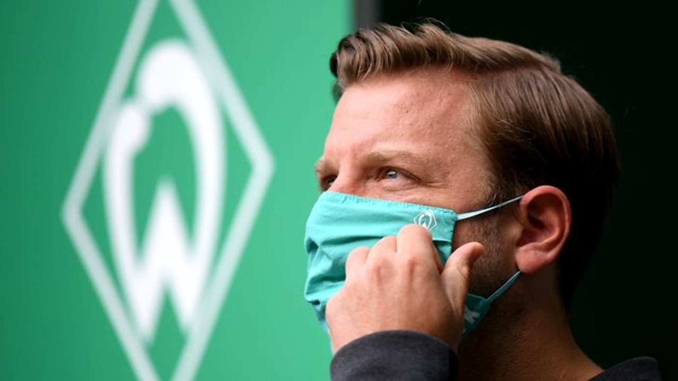 Nachdenklich mit Mundschutz: Werder-Coach Florian Kohfeldt vor dem Spiel gegen Bayer Leverkusen.