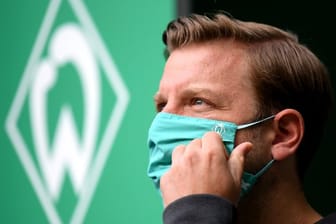 Nachdenklich mit Mundschutz: Werder-Coach Florian Kohfeldt vor dem Spiel gegen Bayer Leverkusen.