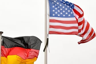 Die Flaggen der USA von Deutschland.