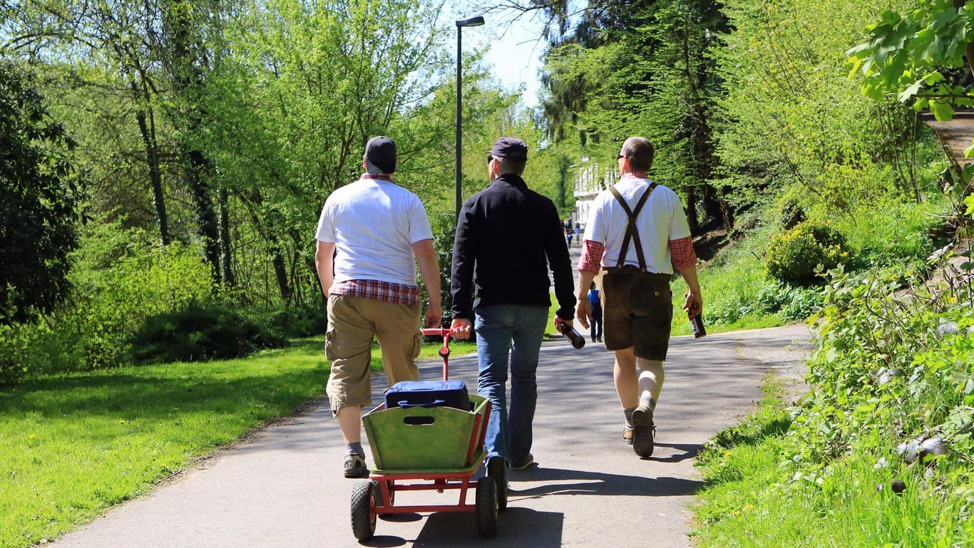 Drei Männer sind am Vatertag mit einem Bollerwagen unterwegs (Symbolbild): Das Bundesland Bremen hat wegen der Corona-Pandemie Gaststätten untersagt, Alkohol außer Haus zu verkaufen.