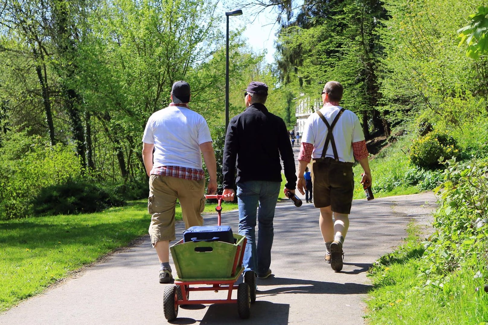 Drei Männer sind am Vatertag mit einem Bollerwagen unterwegs (Symbolbild): Das Bundesland Bremen hat wegen der Corona-Pandemie Gaststätten untersagt, Alkohol außer Haus zu verkaufen.