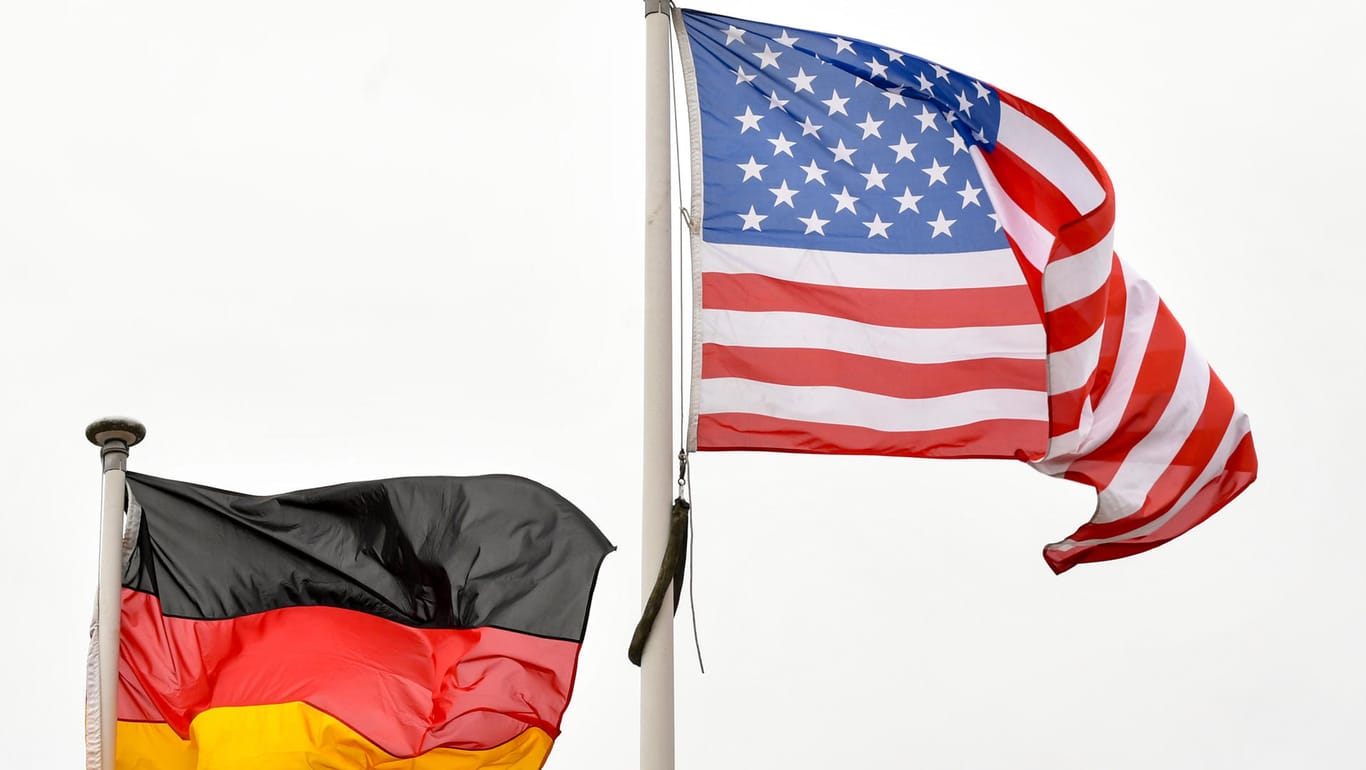 Die Flaggen der USA und Deutschland: Laut einer Umfrage haben die USA seit der Corona-Krise bei den Deutschen deutliche Image-Einbußen hinnehmen müssen – ausgerechnet zugunsten von China.