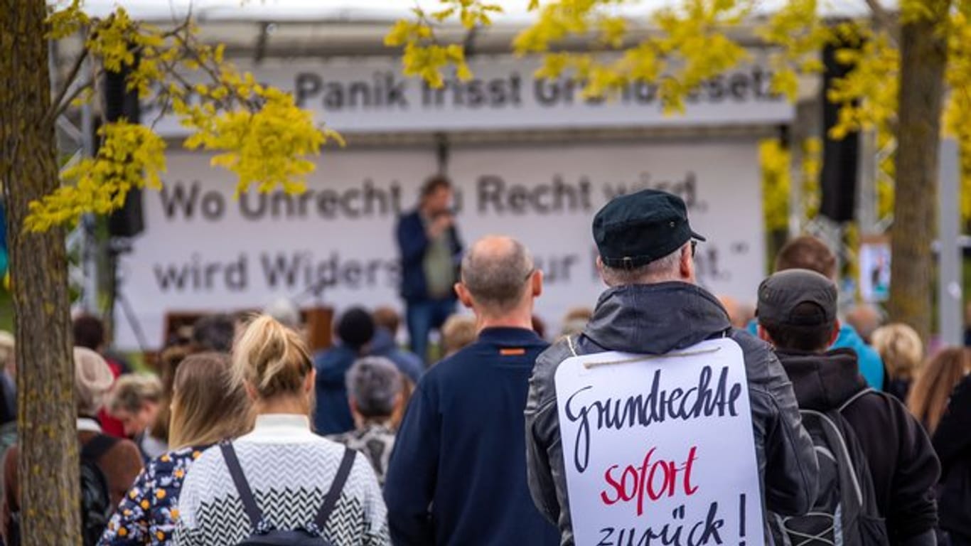 Mehrere Hundert Demonstranten fordern bei einer Kundgebung in Schwerin eine Abschaffung der Corona-Einschränkungen.