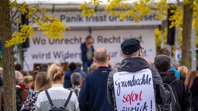 Mehrere Hundert Demonstranten fordern bei einer Kundgebung in Schwerin eine Abschaffung der Corona-Einschränkungen.