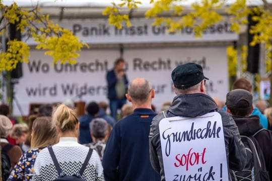 Mehrere Hundert Demonstranten fordern bei einer Kundgebung in Schwerin eine Abschaffung der Corona-Einschränkungen.