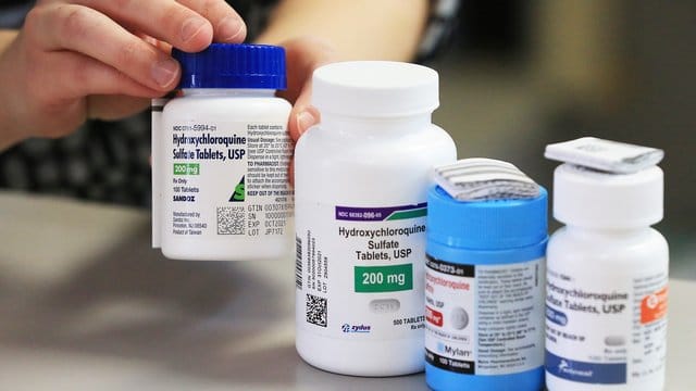 Ein Apotheker zeigt in einer Apotheke Dosen mit dem Medikament Hydroxychloroquin von verschiedenen Herstellern (Symbol). Ein Apotheker zeigt in einer Apotheke Dosen mit dem Medikament Hydroxychloroquin von verschiedenen Herstellern (Symbol).