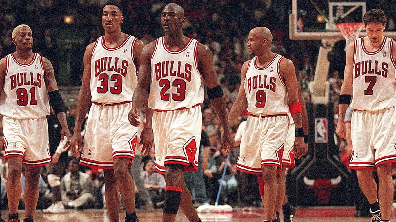Die legendären Bulls von 1998 mit (v. l.) Dennis Rodman, Scottie Pippen, Michael Jordan, Ron Haper und Toni Kokoc.