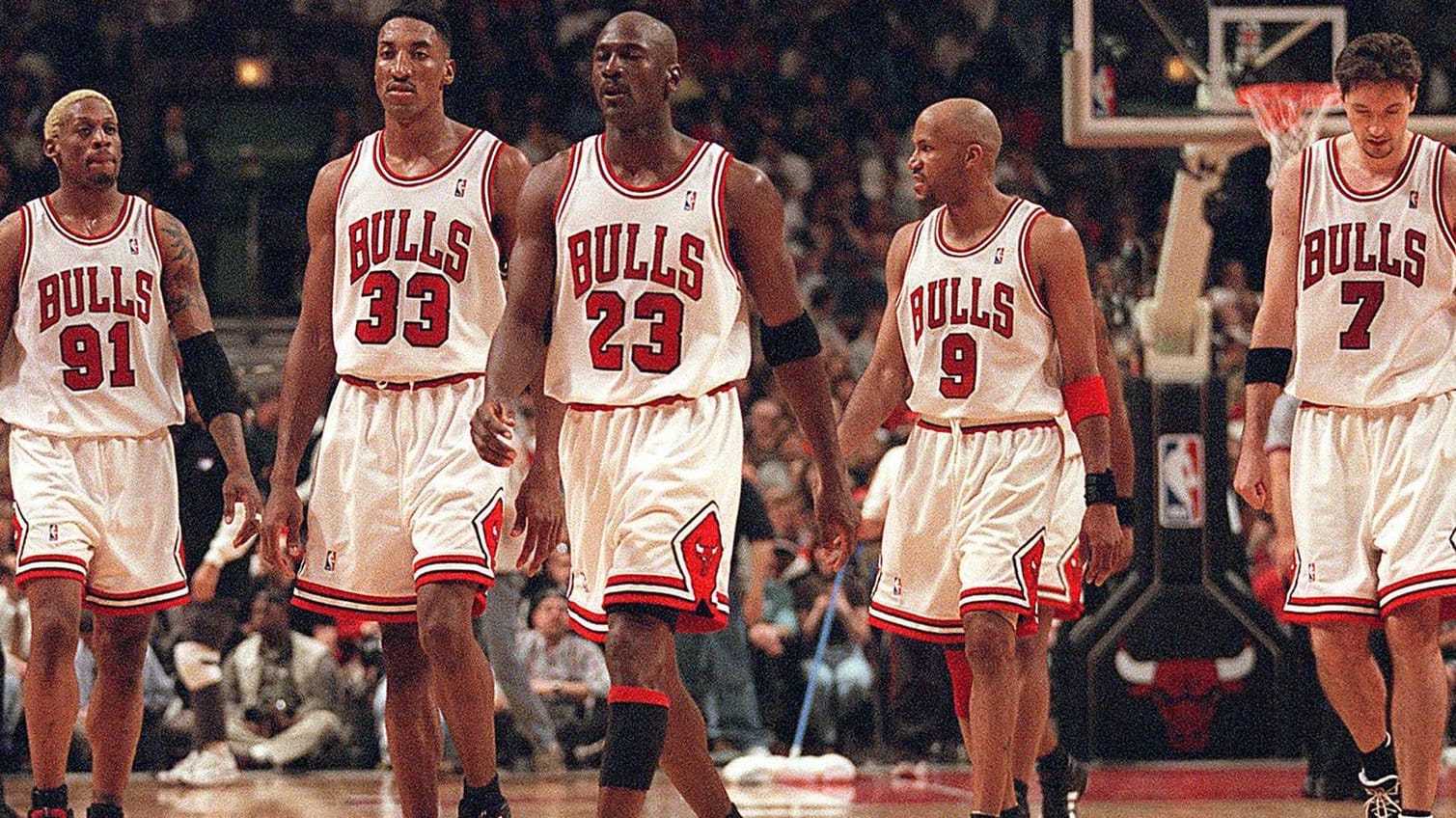 Die legendären Bulls von 1998 mit (v. l.) Dennis Rodman, Scottie Pippen, Michael Jordan, Ron Haper und Toni Kokoc.