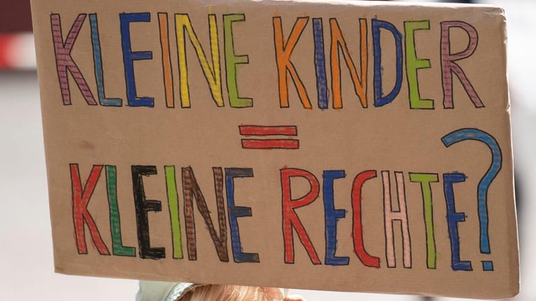 In Frankfurt demonstrierten Mütter, Väter und Kinder für die Beachtung der Kinderrechte während der Corona-Pandemie.