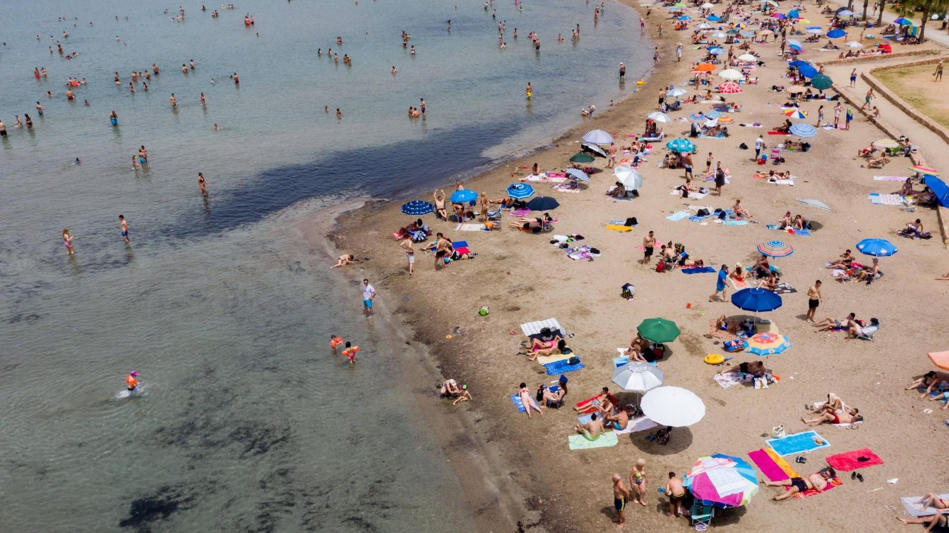 Die griechischen Strände bei Athen sind schon wieder gut besucht.