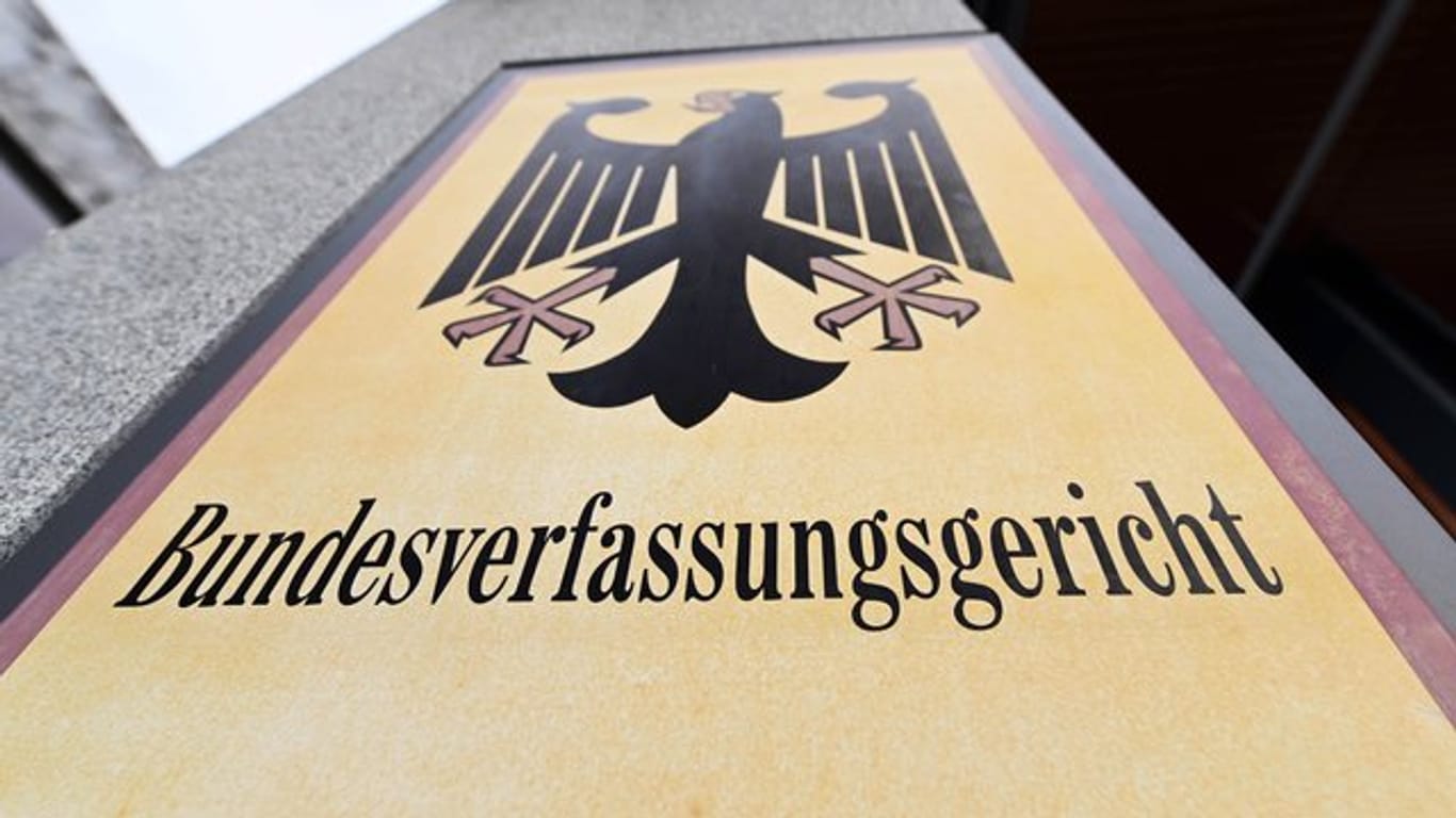 Muss sich der deutsche Auslandsgeheimdienst in Zukunft bei seinen Überwachungsaktivitäten genauer auf die Finger schauen lassen? Ja, urteilt das Bundesverfassungsgericht.