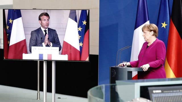 Bundeskanzlerin Merkel und Emmanuel Macron bei einer Pressekonferenz. Bundeskanzlerin Merkel und Emmanuel Macron bei einer Pressekonferenz.