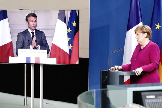 Bundeskanzlerin Merkel und Emmanuel Macron bei einer Pressekonferenz.