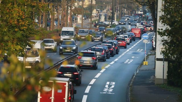 Autos stauen sich neben der Umweltspur in Düsseldorf: Die Stadt verlängert das Projekt bis zum Herbst. Autos stauen sich neben der Umweltspur in Düsseldorf: Die Stadt verlängert das Projekt bis zum Herbst.