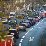 Autos stauen sich neben der Umweltspur in Düsseldorf: Die Stadt verlängert das Projekt bis zum Herbst.