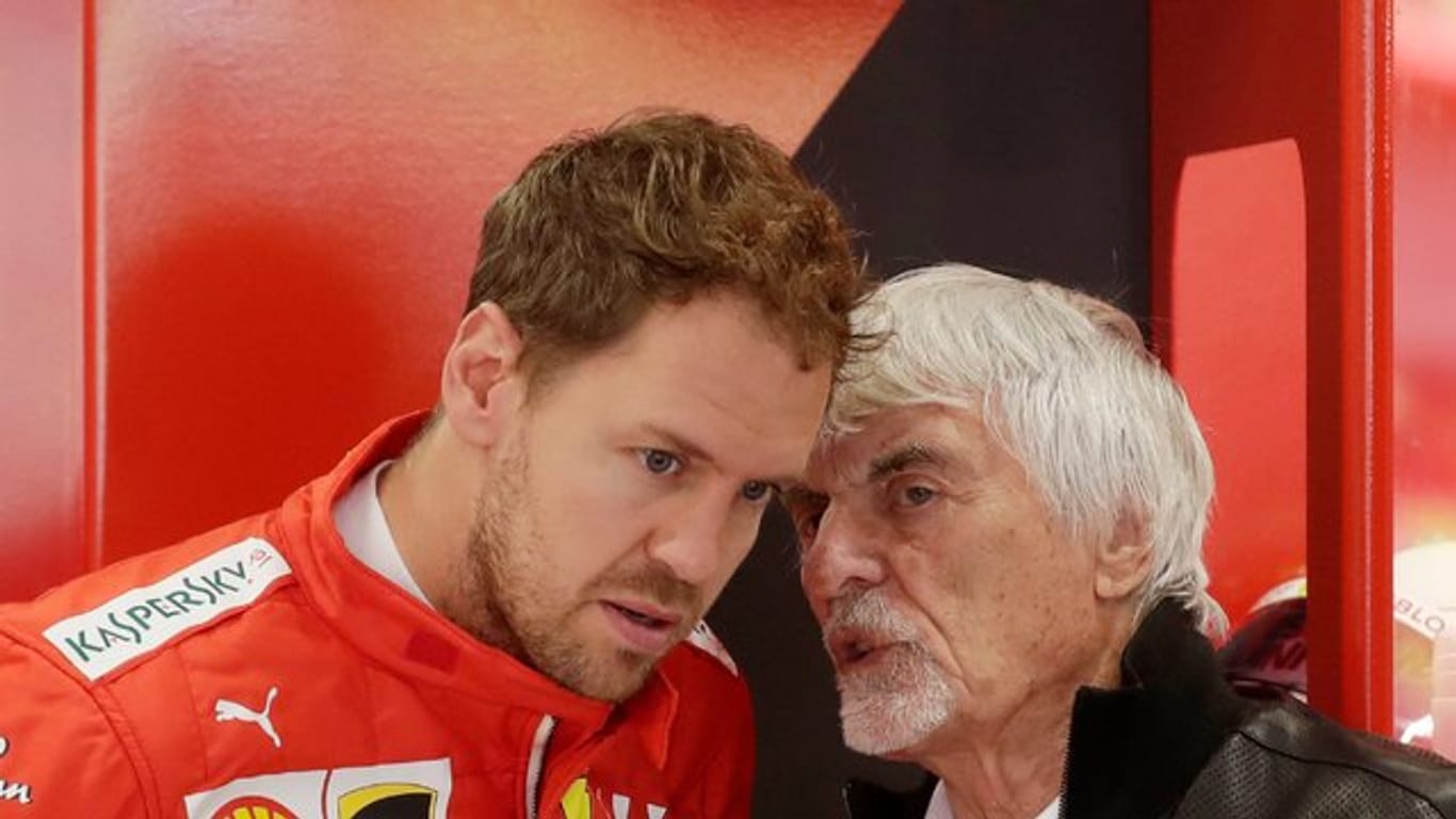 Bernie Ecclestone (r) würde Mercedes zu einer Verpflichtung von Sebastian Vettel raten.