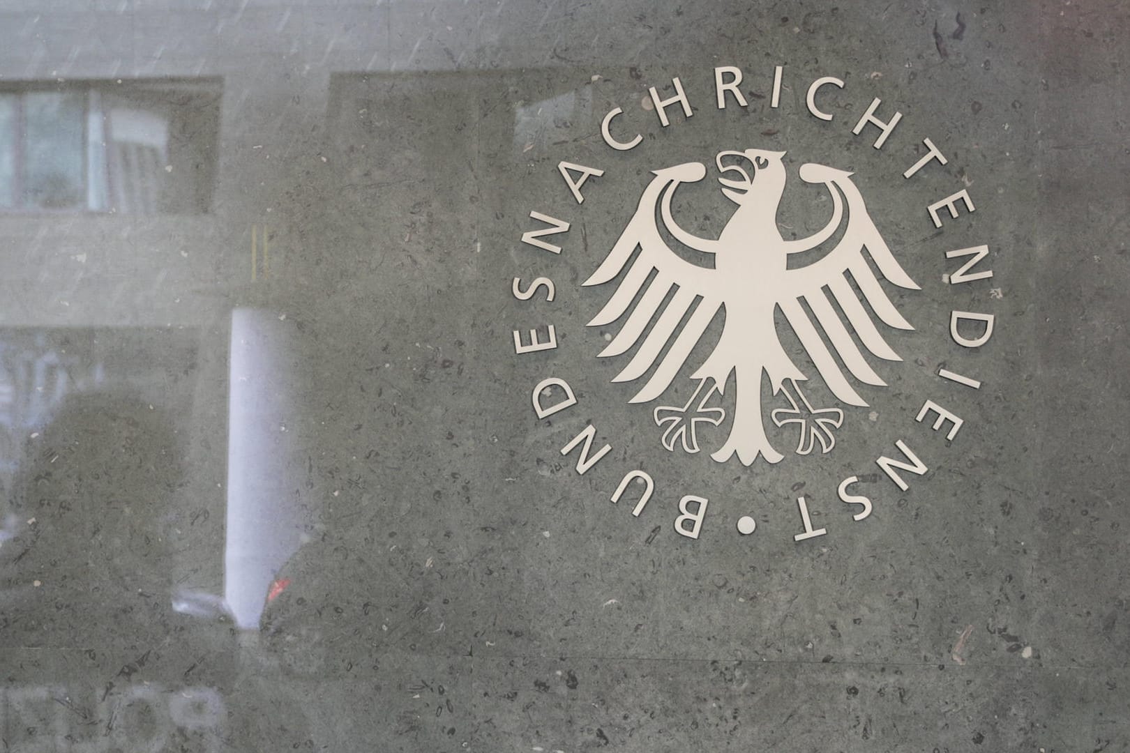 Logo des Bundesnachrichtendienstes (BND): Das Bundesverfassungsgericht entscheidet am 19. Mai über ein Gesetz, das dem Geheimdienst das Ausspähen von Internetdatenströmen erlaubt.
