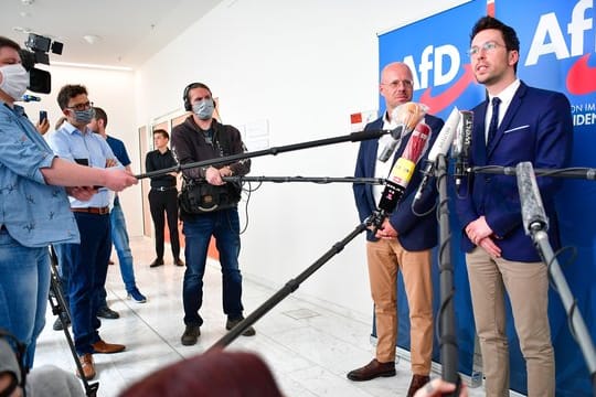 Andreas Kalbitz (l), Vorsitzender der AfD-Fraktion im Landtag von Brandenburg, und Dennis Hohloch, Parlamentarischer Geschäftsführer, geben eine Pressekonferenz.