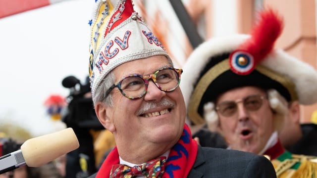 Reinhard Urban, Präsident des Mainzer Carneval-Verein (MCV), lacht: Mit Kölner und Düsseldorfer Karnevalsvereinen soll ein gemeinsames Vorgehen für die kommende Session beraten werden. Reinhard Urban, Präsident des Mainzer Carneval-Verein (MCV), lacht: Mit Kölner und Düsseldorfer Karnevalsvereinen soll ein gemeinsames Vorgehen für die kommende Session beraten werden.