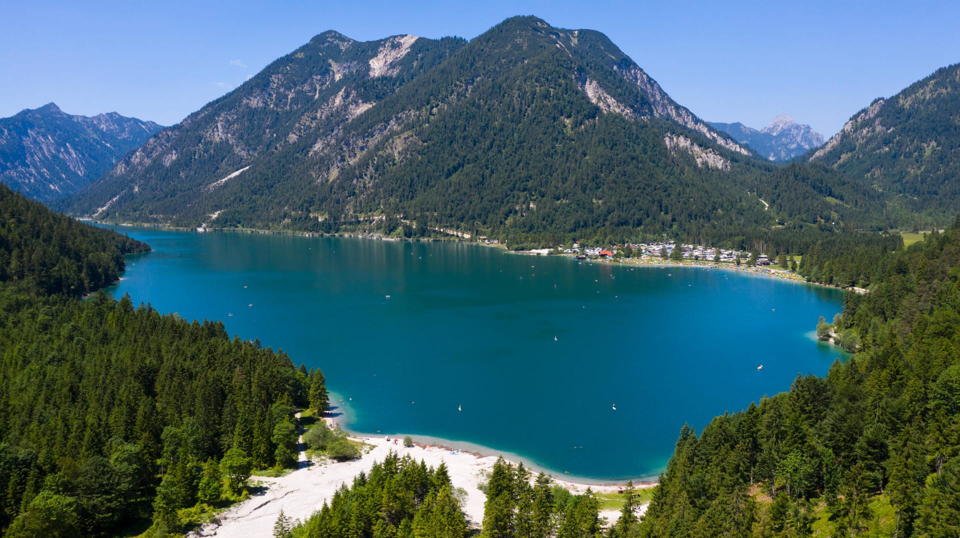 Der Plansee in Österreich: Hier kam am Dienstag ein 24-Jähriger Deutscher bei einem Autounfall ums Leben. Der Plansee in Österreich: Hier kam am Dienstag ein 24-Jähriger Deutscher bei einem Autounfall ums Leben.
