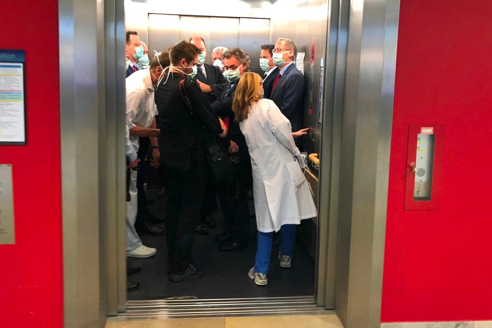 Bei einem Besuch der Uniklinik Gießen Jens Spahn und Volker Bouffier mit Begleitern in einem Fahrstuhl: Das Foto sorgte für viel Kritik.