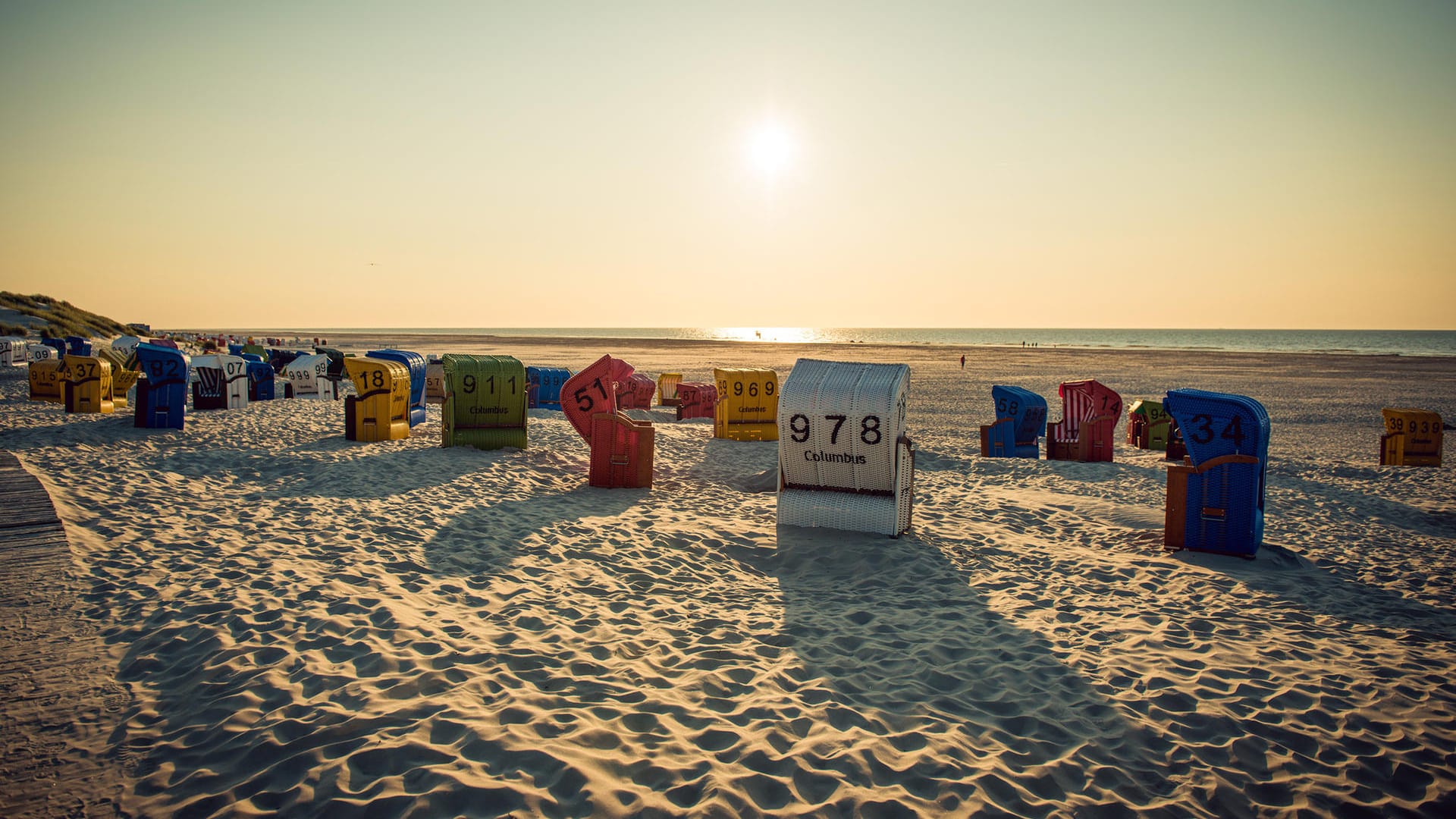 Urlaub: Sonnenuntergang auf Juist – schier endlos ist der Strand auf der Nordseeinsel.