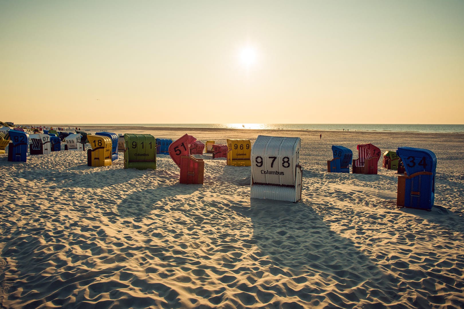 Urlaub: Sonnenuntergang auf Juist – schier endlos ist der Strand auf der Nordseeinsel.