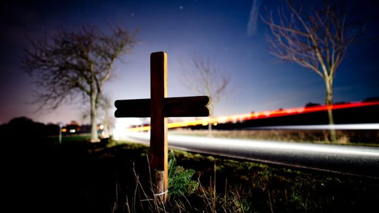 Ein Kreuz zur Erinnerung an einen Verkehrstoten am Straßenrand