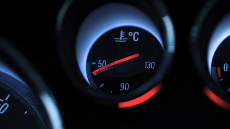 Temperaturanzeige im Display: Kühlmittel für Autos müssen den Antrieb vorm Überhitzen schützen, aber auch grundlegende Anforderungen wie Frost- und Korrosionsschutz erfüllen.
