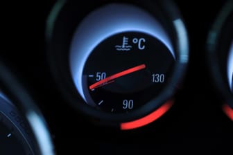 Temperaturanzeige im Display: Kühlmittel für Autos müssen den Antrieb vorm Überhitzen schützen, aber auch grundlegende Anforderungen wie Frost- und Korrosionsschutz erfüllen.