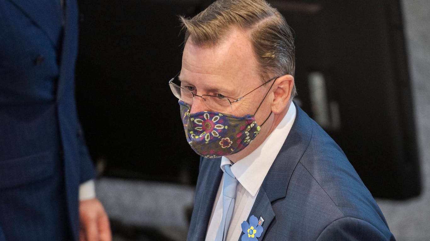Thüringens Ministerpräsident Bodo Ramelow trägt Maske: Sein Verstoß gegen Corona-Auflagen bleibt folgenlos.
