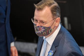 Thüringens Ministerpräsident Bodo Ramelow trägt Maske: Sein Verstoß gegen Corona-Auflagen bleibt folgenlos.