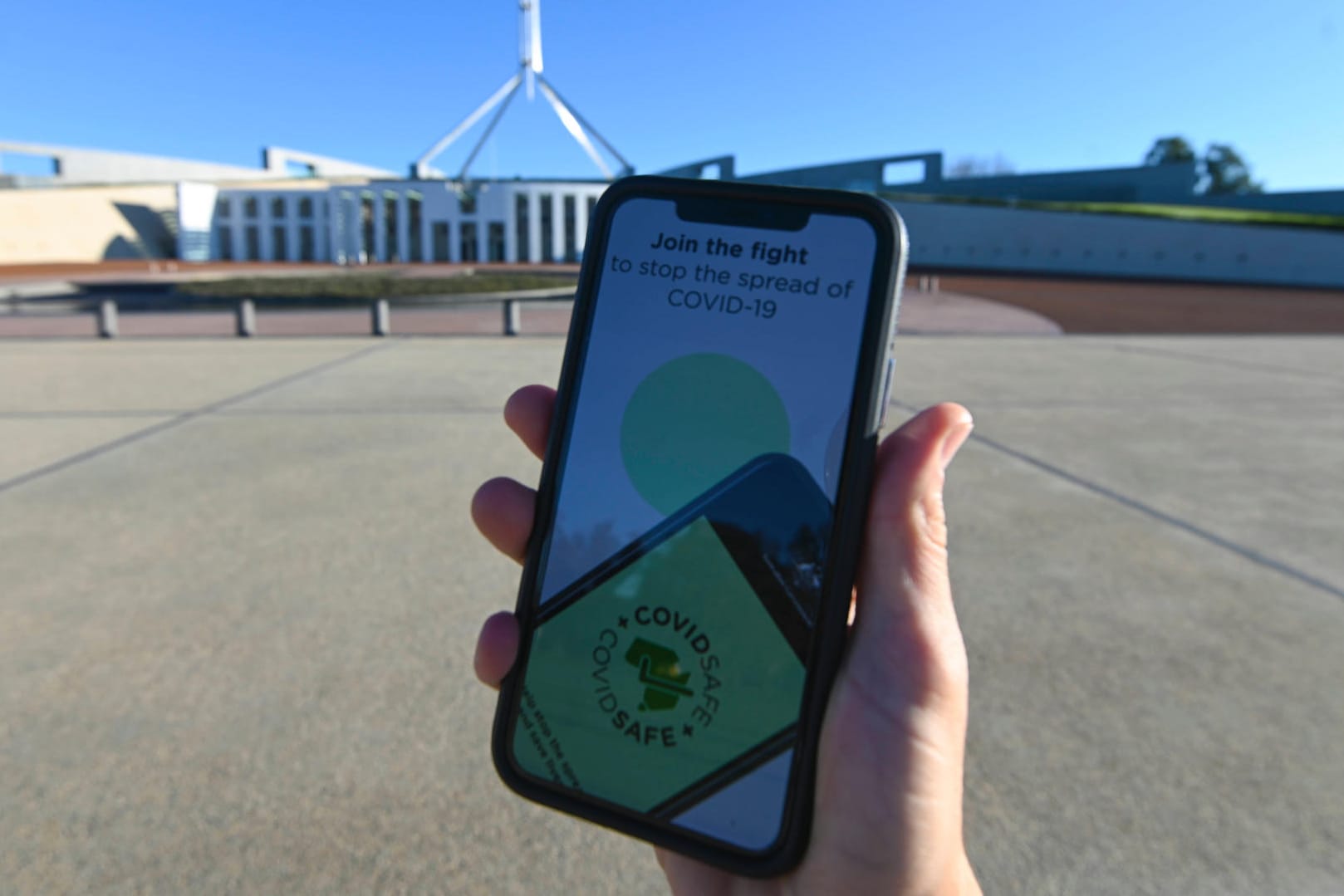 Australische Contact-Tracing-App auf einem iPhone: Apple hat in seinem neuen Betriebssystem eine Schnittstelle integriert, die die Kontaktverfolgung per Bluetooth-Technologie ermöglichen soll.