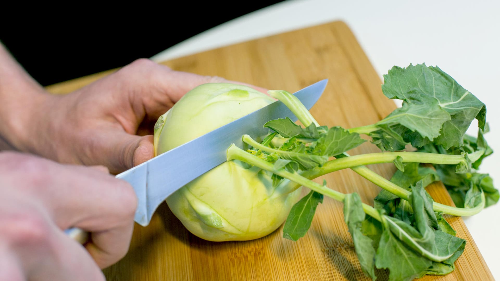 Weg damit: Weil sie dem Kohlrabi die Feuchtigkeit entziehen, sollten die Blätter gleich nach dem Einkauf entfernt werden.