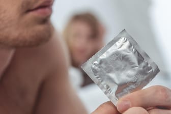 Schutz vor Infektion: Covid-19-Patienten sollten vorsichtshalber Kondome verwenden, raten Wissenschaftler.