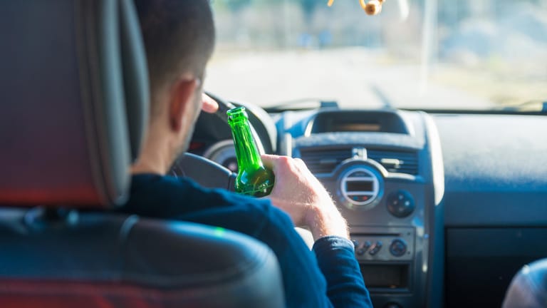 Autofahren: Alkohol am Steuer kann bis zum Fahrverbot führen.